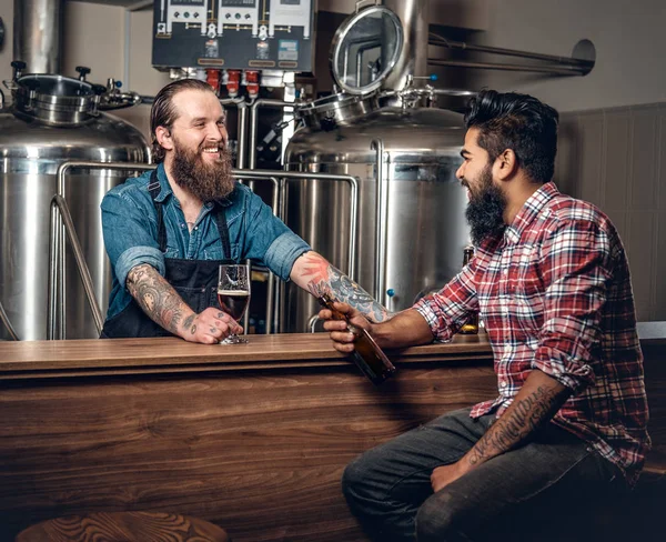 Hommes présentant de la bière artisanale — Photo