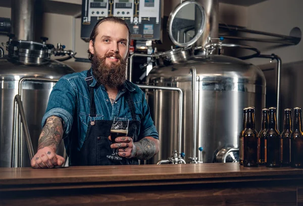 Fabrikant presenteren van bier — Stockfoto