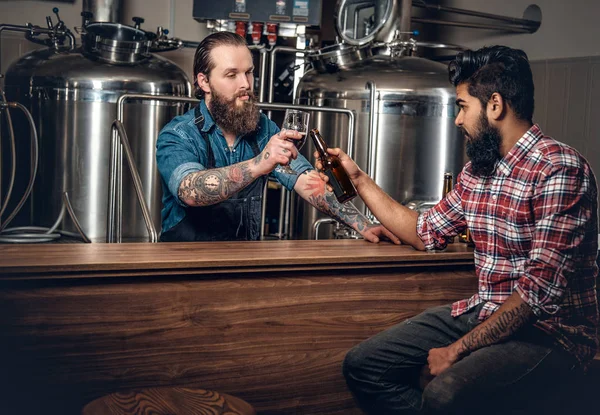 Mannen presenteren ambachtelijke bier — Stockfoto