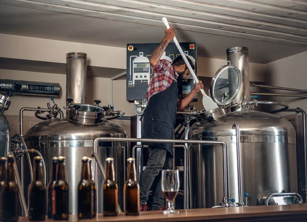 Bärtiger indischer Hersteller präsentiert Bier — Stockfoto