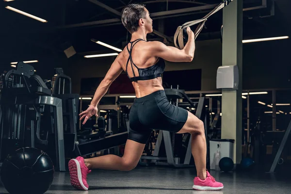 Idade média feminino fazendo exercícios pernas — Fotografia de Stock