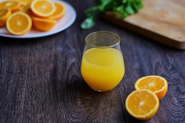 Bardakta portakal suyu