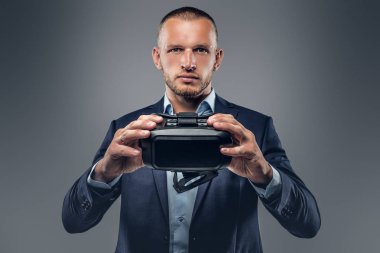 Adam gösteren sanal gerçeklik gözlük