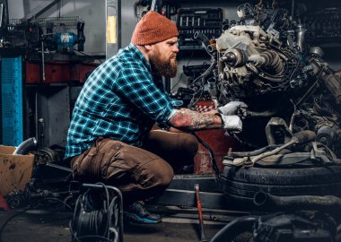 Şişman adam motoru tamir sakallı