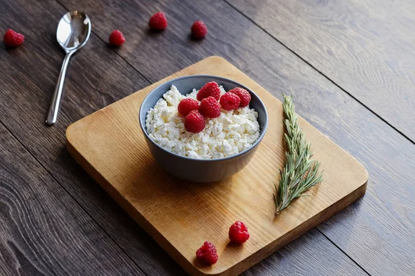 Curd with raspberries in a cup — Stock Photo, Image