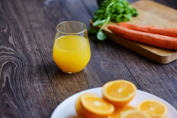 Portakal suyu bir bardak ve portakal dilimleri — Stok fotoğraf