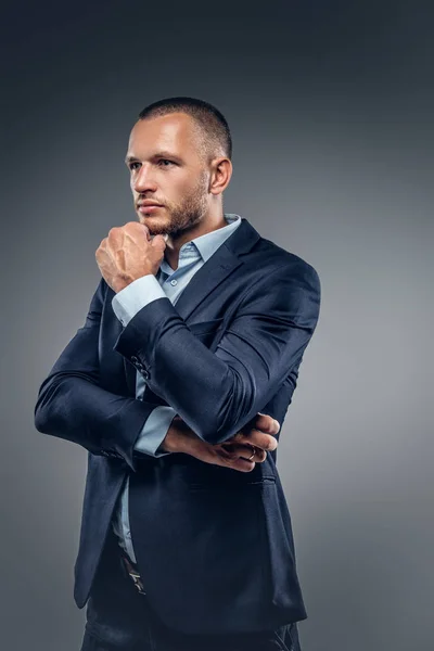 Hombre vestido con un elegante traje azul — Foto de Stock