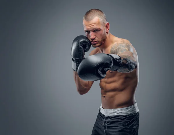 Vechter met tatoeages op zijn lichaam — Stockfoto