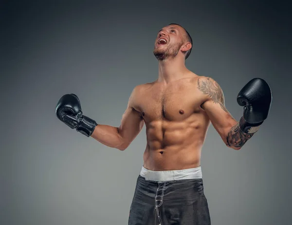 Luchador con tatuajes en su cuerpo — Foto de Stock