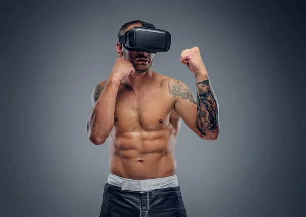 Getatoeëerde vechter met VR-bril — Stockfoto