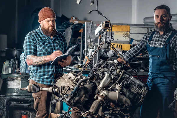 Dos hombres barbudos reparando un coche —  Fotos de Stock