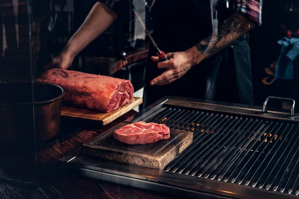 Uomo cucina bistecca di manzo — Foto Stock