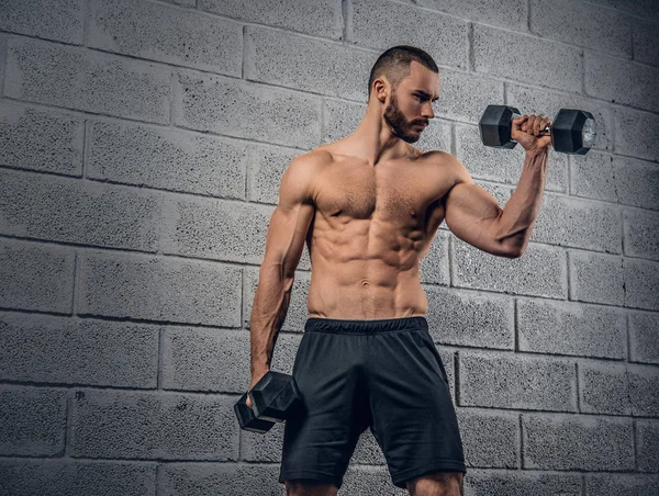 Shirtless masculino fazendo treino com halteres — Fotografia de Stock