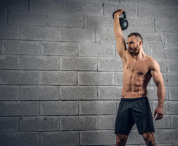 Shirtless muž dělá cvičení s činka — Stock fotografie