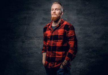 Bir kırmızı Polar gömlek giymiş adam