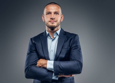 Şık bir mavi takım elbise giymiş adam