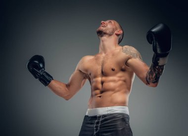 Avcı onun vücudunda dövmeler ile