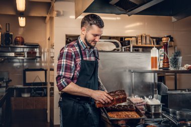 Yakışıklı sakallı Şef ekmek tutan