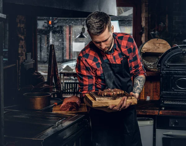 Stilig skäggiga kock prepairing en kött — Stockfoto