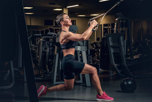 Weibchen mittleren Alters beim Beintraining — Stockfoto