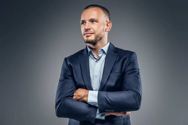 Homem vestido com um terno azul elegante — Fotografia de Stock