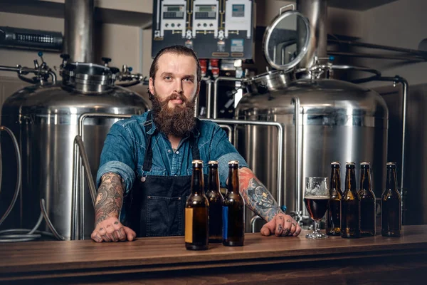 Hersteller präsentiert Bier — Stockfoto