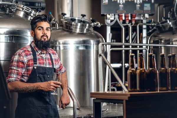 Hint sakallı üretici bira sunmak — Stok fotoğraf