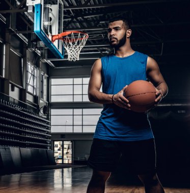 siyah basketbol oyuncusu 