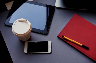 Kahve fincanı, smartphone ve tablet 