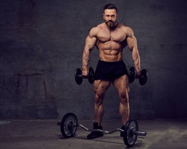 Pazı egzersiz dumbbells ile yapan erkek