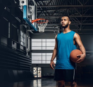 siyah basketbol oyuncusu 