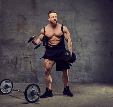 Pazı egzersiz dumbbells ile yapan erkek