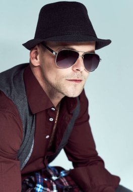 Casual adam bir gömlek giymiş