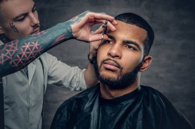 Dövmeli Kuaför Saç kesimi yapar 