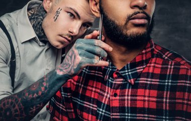 Dövmeli Kuaför sakal keser