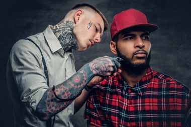 Dövmeli Kuaför sakal kesme