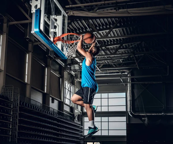 Jugador de baloncesto profesional negro — Foto de Stock