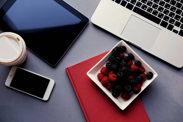 Laptop, smart phone and tablet with berries — Stock Photo, Image