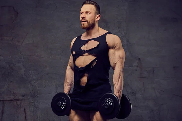 Man biceps training met halters — Stockfoto