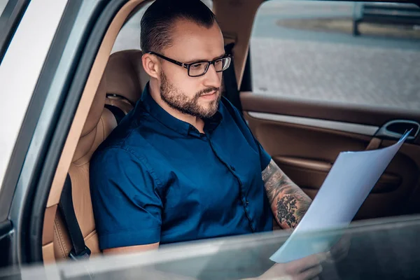 Bearded businessman on a back seat of a car — Stock Photo, Image