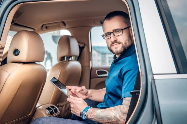 Elegante hombre barbudo usando tableta — Foto de Stock