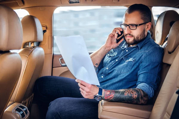 Stylish man talking by smart phone — Stock Photo, Image