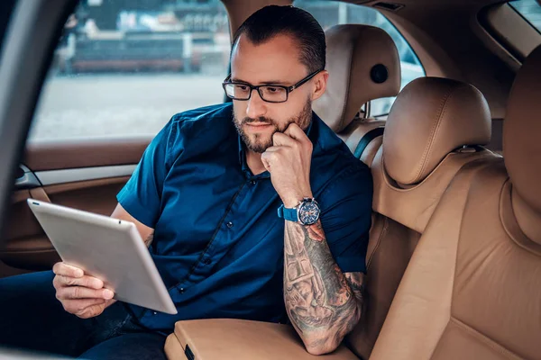 Homem barbudo elegante usando tablet — Fotografia de Stock