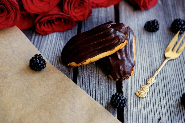 Deliziosi eclairs al cioccolato — Foto Stock