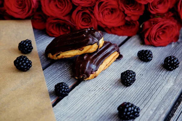 Läckra choklad eclairs — Stockfoto