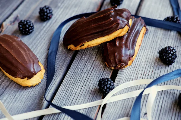 Heerlijke chocolade eclairs — Stockfoto