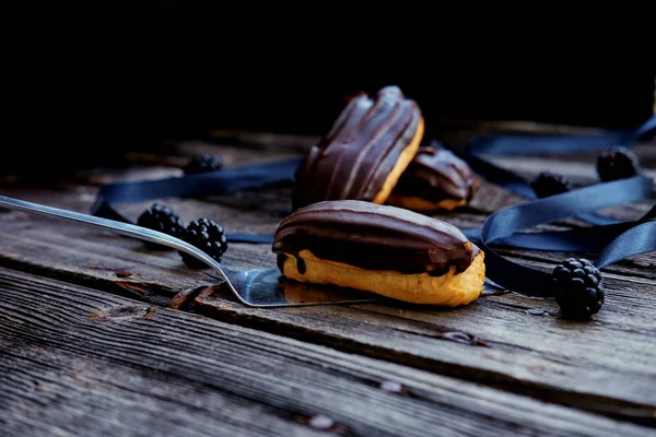 おいしいチョコレート エクレアを作成します。 — ストック写真