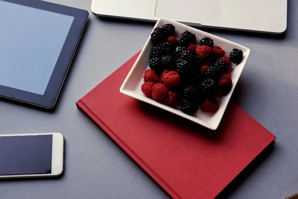 Laptop, smart phone and tablet with berries — Stock Photo, Image