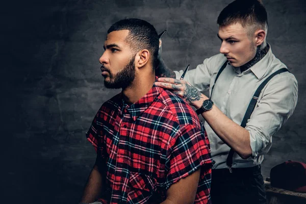 Tätowierter Friseur schneidet sich den Bart — Stockfoto