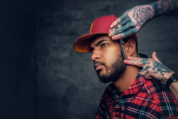 Peluquero tatuado cortando la barba — Foto de Stock